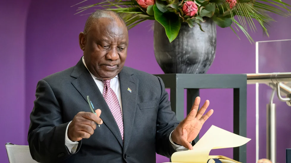 Sydafrikas president Cyril Ramaphosa riskerar ett riksrättsåtal. Här signerar han en gästbok vid sitt statsbesök i London häromveckan. Arkivbild.