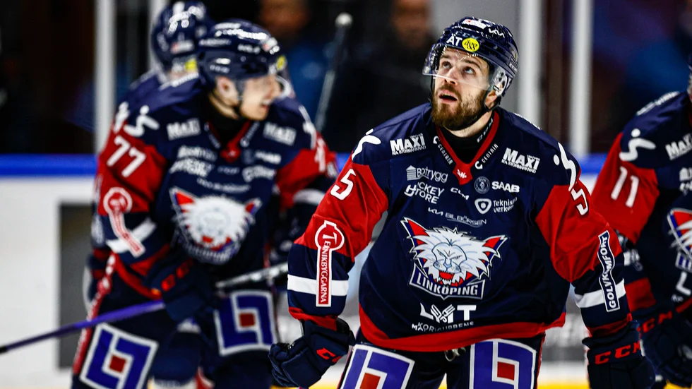 Linköpings Oscar Fantenberg jublar efter mål under ishockeymatchen i SHL mellan Linköping och Brynäs den 1 december 2022 i Linköping. 