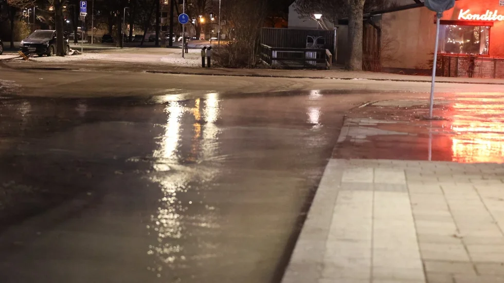 En vattenledning har gått sönder på Brantingstorg.