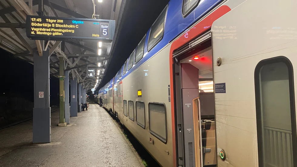 Länge kunde skyltarna vid spåren inte ge några besked om när tågen skulle lämna stationen.