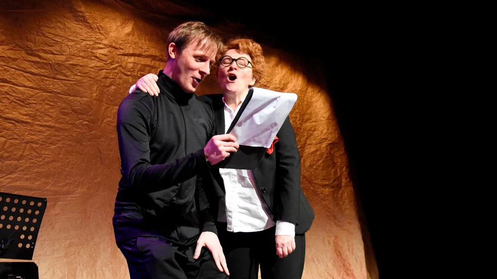 Värdparet Erik Kaa Hedberg och Gunilla Röör höll igång energin under krogkvällen "Bakfickan" på Norrbottensteatern.