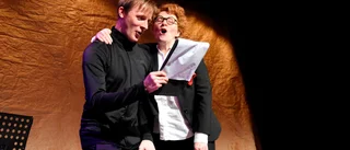Snurrigt, galen krogkväll på teatern • "Pimpad och uppgraderad "roliga timmen" gånger 100"