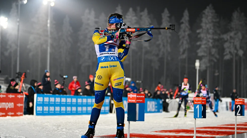 Elvira Öberg slutade trea i jaktstarten. Här under torsdagens stafett.
