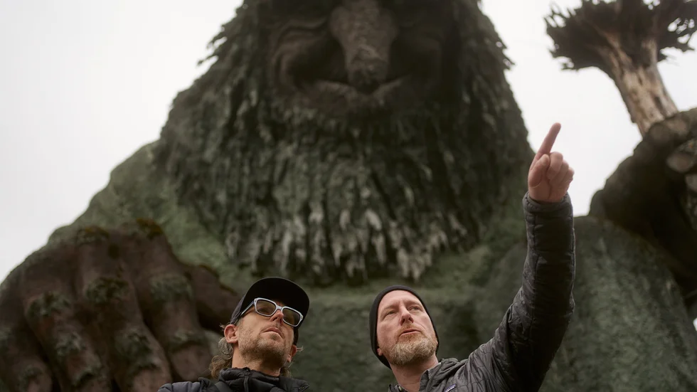 Filmfotografen Jallo Faber tillsammans med regissören Roar Uthaug under inspelningen av "Troll". Pressbild.