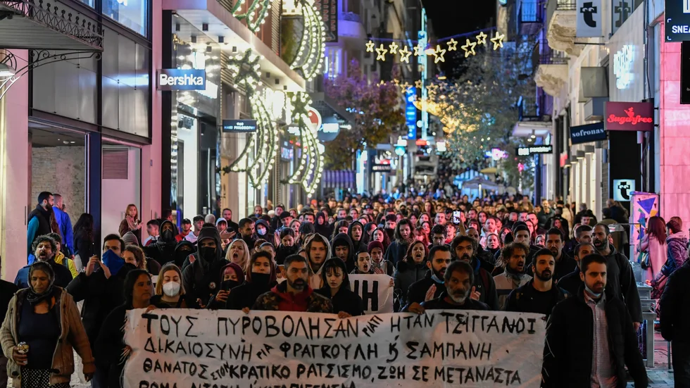 Demonstranter i Greklands huvudstad Aten med texten "De sköt dem eftersom de är romer".