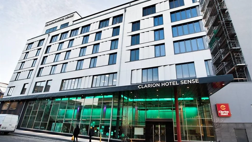 Det lyser redan grönt i foajen till Luleås nya hotell. Belysningen ska symbolisera norrsken. Efter brandinspektionen på torsdagen står det klart att hotellet kommer att kunna öppna till premiärdatum, den 2 december.