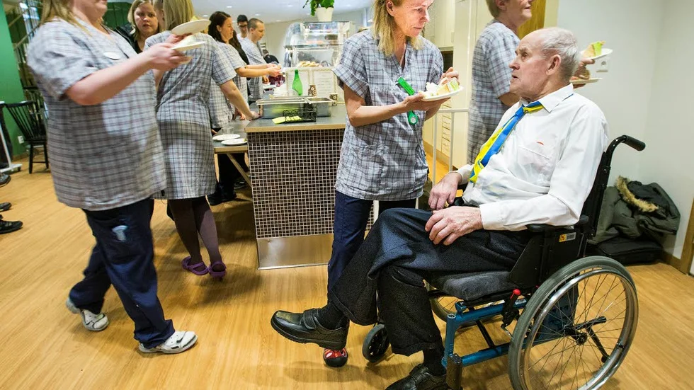 Assar Nilsson har varit med och förrättat invigningen. Nu är det dags för prinsesstårta, efter smörgåstårtan med den goda laxen. Undersköterskan Anna-Lena Andersson serverar.