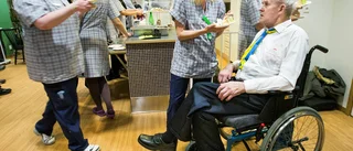 Assar, 87, höll i bandet när hans boende invigdes