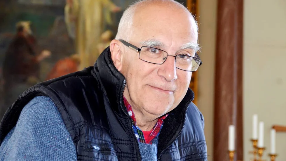 "DEN VACKRASTE KYRKA JAG SETT." Peter Gardos är imponerad av Seskarö kyrka.