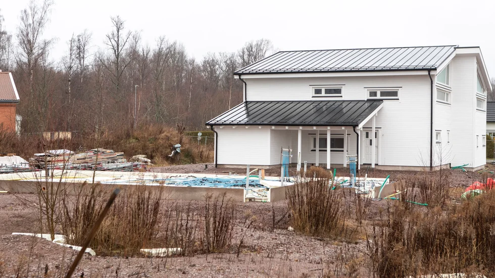 Ett hus har kommit upp på tomterna JK Sollentuna Management köpte på Syréngatan för ett drygt år sedan. Till våren ska bygget av de ytterligare tre hus inledas berättar ägaren Jonas Boström.
