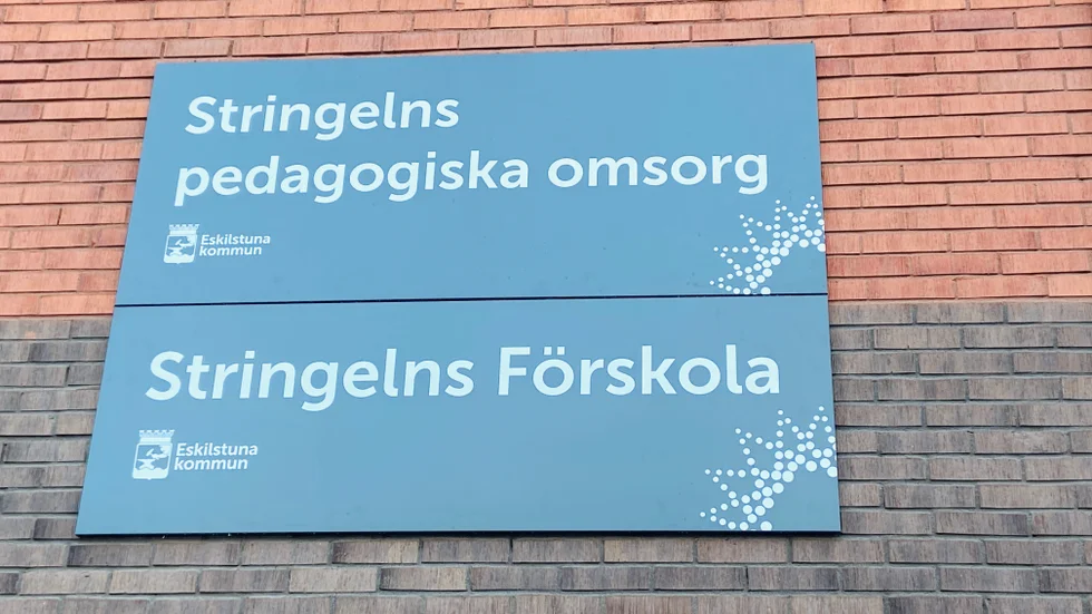Den som är ansvarig för att ha stavat fel på skylten borde träda fram och erkänna, tycker insändarskribenten.