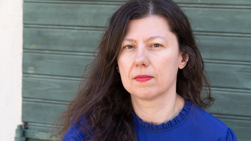 Alma Kirlić föddes 1977 i forna Jugoslavien, nuvarande Bosnien, och flyttade till Sverige 1992 på grund av kriget. Förutom att ha en bakgrund inom ståuppkomedi är hon bland annat både romanförfattare och krönikör för Uppsala nya tidning. I februari är det premiär för hennes nya pjäs "Kebaben på skäret" som hon skrivit för Riksteatern.