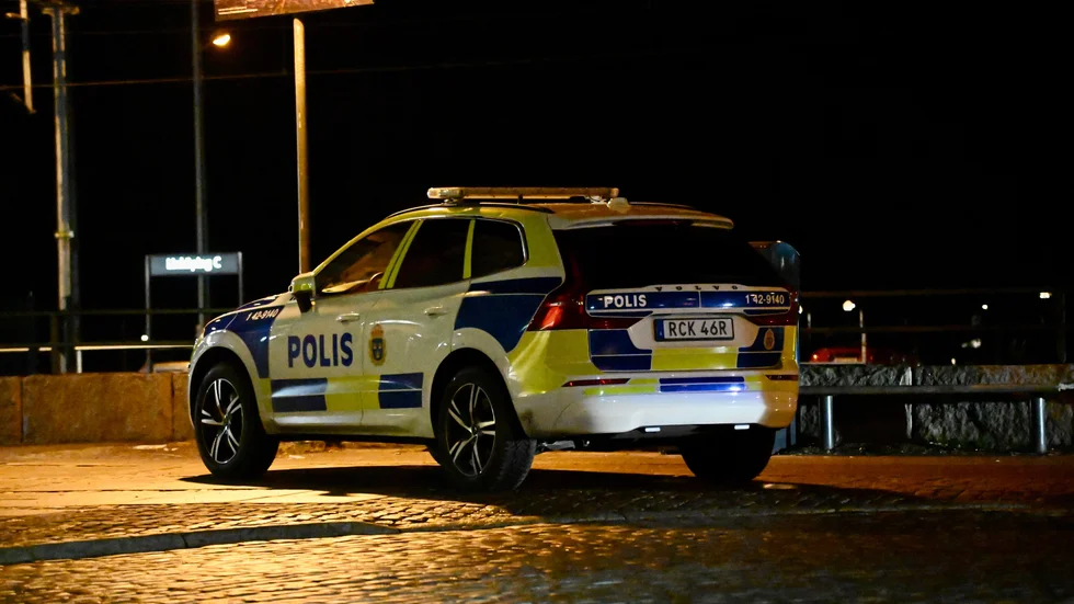 Polis på plats vid resecentrum.