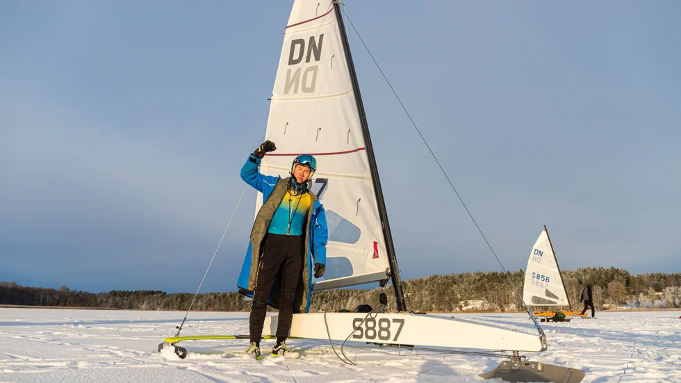 Gustav Lindén håller på med en ganska hopplös sport, i varje fall i Sverige. Här får han jaga isar för att kunna träna.