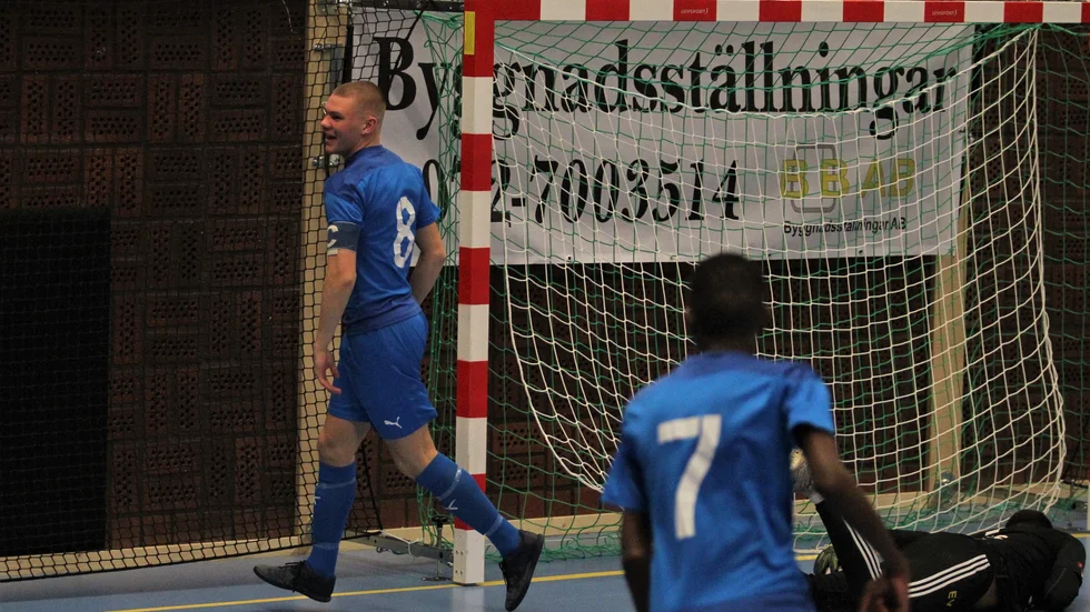 LSW:s Helmer Isaksson har gjort 1-0 mot Mjölby AI i semifinalen i Boren futsal cups juniorturnering.