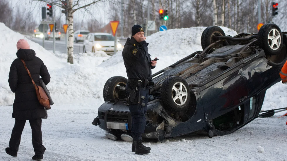 Bil voltade på Varvsgatan
