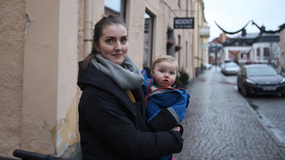 "Jag kan starkt rekommendera människor att flytta till Strängnäs. Det är en fin stad", säger Lovisa Hjertén, här med sonen Nils Hjertén.