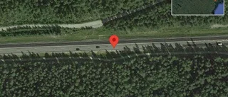 Personbil stillastående på E4 - helt stopp i ett körfält