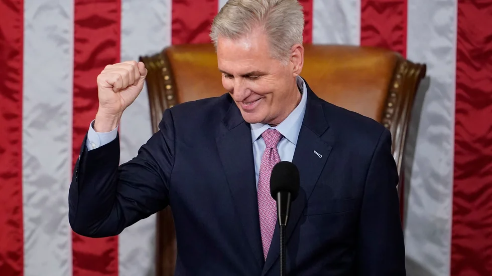 Representanthusets nyvalda talman, republikanen Kevin McCarthy, knyter näven efter att ha svurits in på posten sent på fredagskvällen lokal tid.