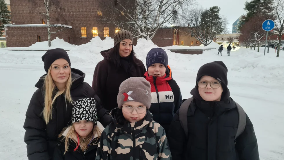 Föräldrar opch barn protesterar mot den bristfälliga trafiksäkerheten vid Örnässkolan i Luleå. Från vänster Carolina Sundlöf, Vega Sundlöf, 7 år, Sanna Hedberg, Elmer Sundlöf, 9 år, Rasmus Hedberg, 11 år, och Loke Sundlöf, 11 år.