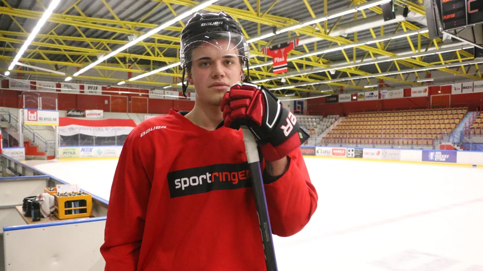 Direkt från allsvenskan och med meriter från SHL. Oscar Eriksson är klar för spel med Piteå Hockey.