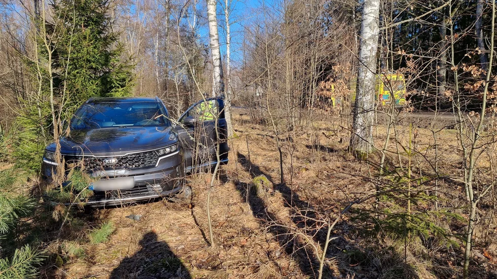 Bilen hamnade utanför vägbanan.