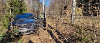 En person förd till sjukhus efter singelolycka