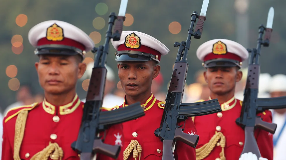 En vaktparad i Myanmars huvudstad Naypyitaw i samband med ett firande den 12 februari.