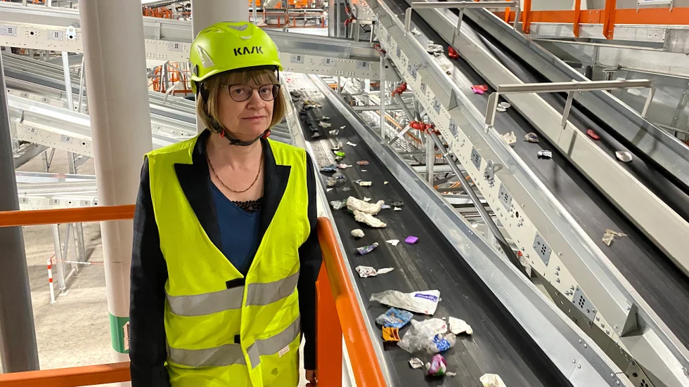 Den nya sorteringsanläggningen blir större och mer lättarbetad, berättar Karin Petersson, COO, Svensk Plaståtervinning. Ihop med den gamla kommer de kunna sortera 200 000 ton per år - dubbelt så mycket som idag.