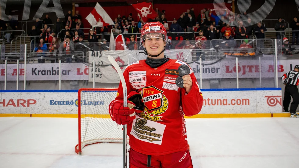 Valdemar Johansson med två puckar i handen. Av tre Almtunamål mot Mora gjorde han två och nu har laget säkrat en plats i åttondelsfinalen.