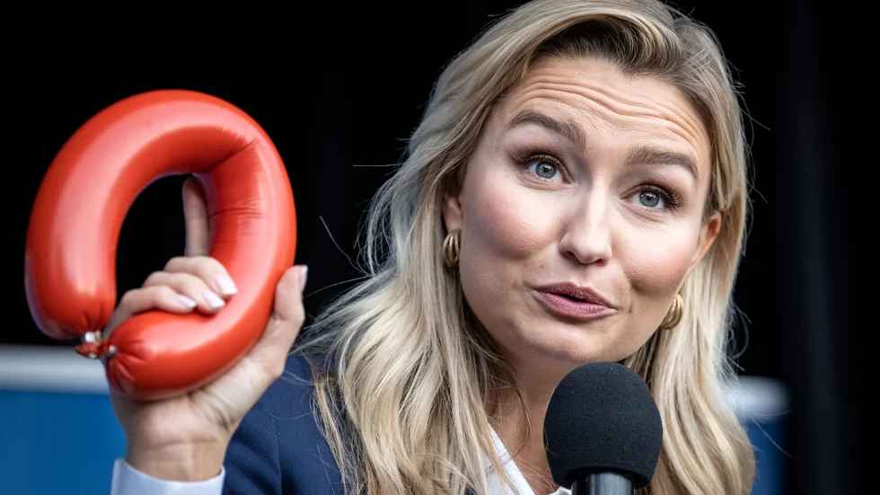 Partiledare Ebba Busch (KD) med falukorv i högsta hugg under valrörelsen.
