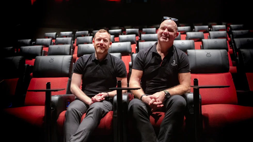 Fredrik Andersson och Jesper Danielsson på Nordisk Films biograf i Gränby är nöjda med starten på testet där publiken får äta och dricka vin eller öl i salongen.