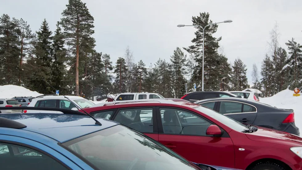 TRÅNGT. Det finns inga planer på att bygga ut parkeringen uppe på Ormberget.