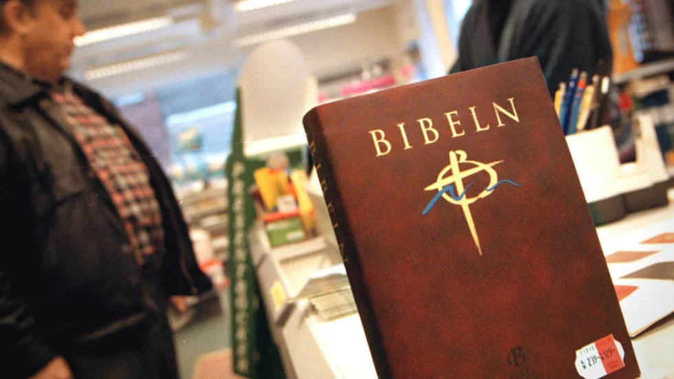 KVINNOR OCH MÄN. Bibeln tolkas olika men Svenska kyrkan har slagit fast att både kvinnor och män kan tjäna Gud i kyrkans befattningar. ”Är man kallad av Gud så är man”, säger Anna Fjällborg.