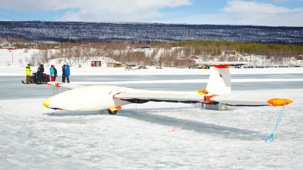 Fallskärm. Alla som flyger har fallskärm på sig och får en säkerhetsgenomgång innan flygning.