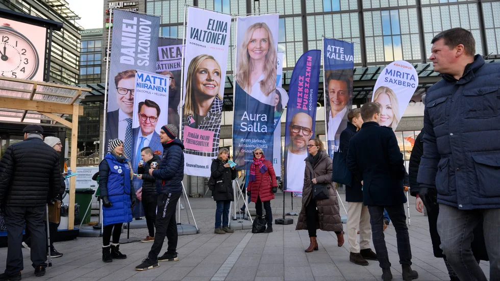 På Narinkens torg i Helsingfors försöker valarbetare från olika partier varva röster under de sista dagarna av valspurten.