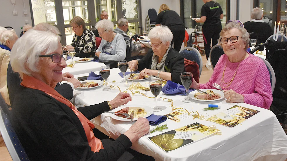 Det här är järngänget på Björknäsgården; Sonja Engfors, Valborg Lidberg och Essy Fahlén. De låter sig väl smaka av tjälknöl, potatisgratång med svampsås och ett glas rött.