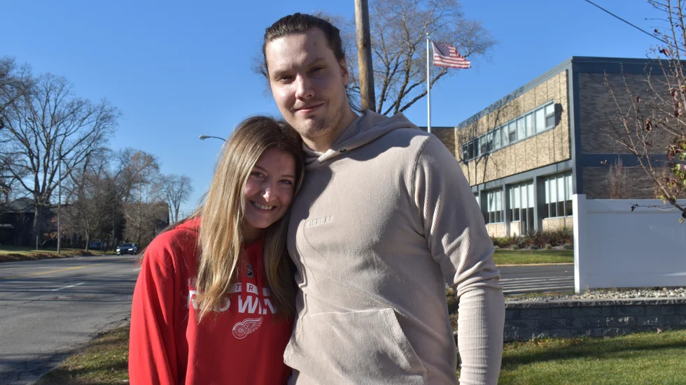 Oskar Sundqvist och hans sambo bor i lägenhet i Detroit. De har kvar huset i St. Louis.