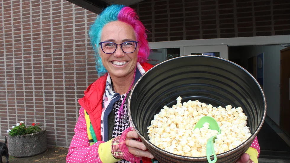 Konstnären Jennie Lindh är en av många som ställt ut konst hos Finspångs Konstförening. Bland annat med hjälp av popcorn!