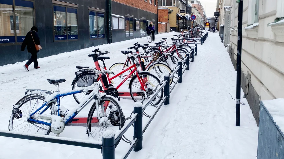 Cykelparkeringarna ska flyttas från stängslet utmed Fyrisån till närliggande platser, skriver Rafael Waters (S), Joachim Höggren (MP) och Carl Åborg (V).