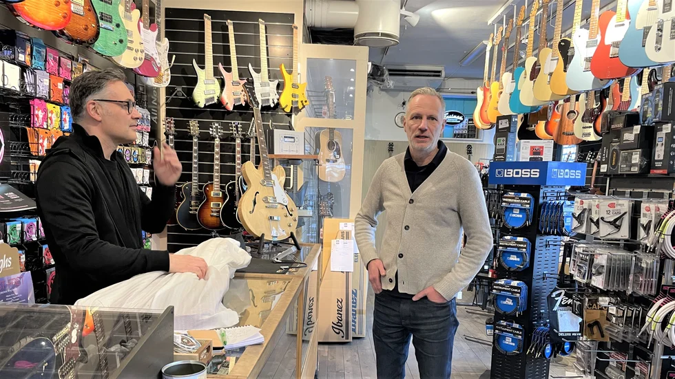 Uppsala Musikverkstad ägs av tre personer. Henrik Araviadis, bakom disken är gitarransvarig. Håkan Berg är vd, den tredje saknas på bilden, han heter P-O Lundqvist, och är butiksansvarig.