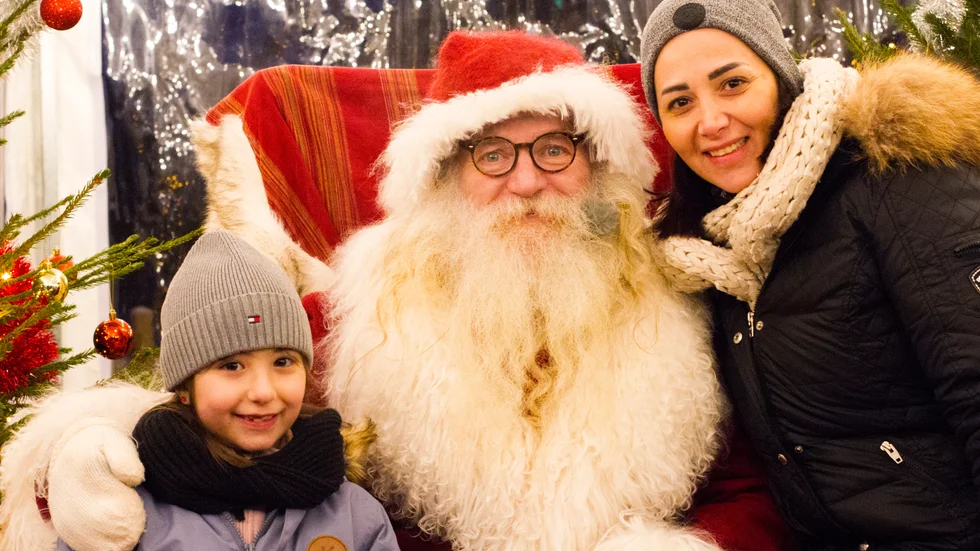 Maria Shaker är glad att äntligen få träffa Jultomten. Mamma Lama Alshwiri tycker att parken har lyckats riktigt med julstämningen.