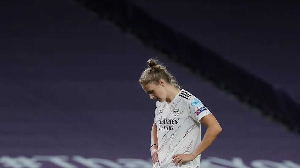 Vivianne Miedema bars ut på bår i Arsenals förlustmatch. Arkivbild.
