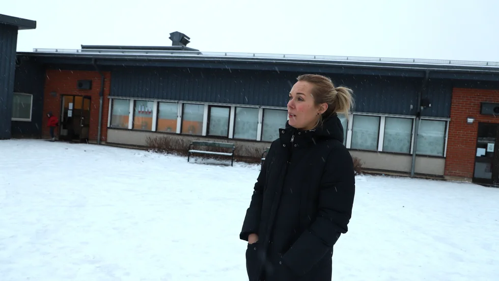 Carolina Andersson, rektor på Rosendalsskolan, berättar att skolan under många år har tampats med en dålig inomhusmiljö men att det hela försämrades i våras.