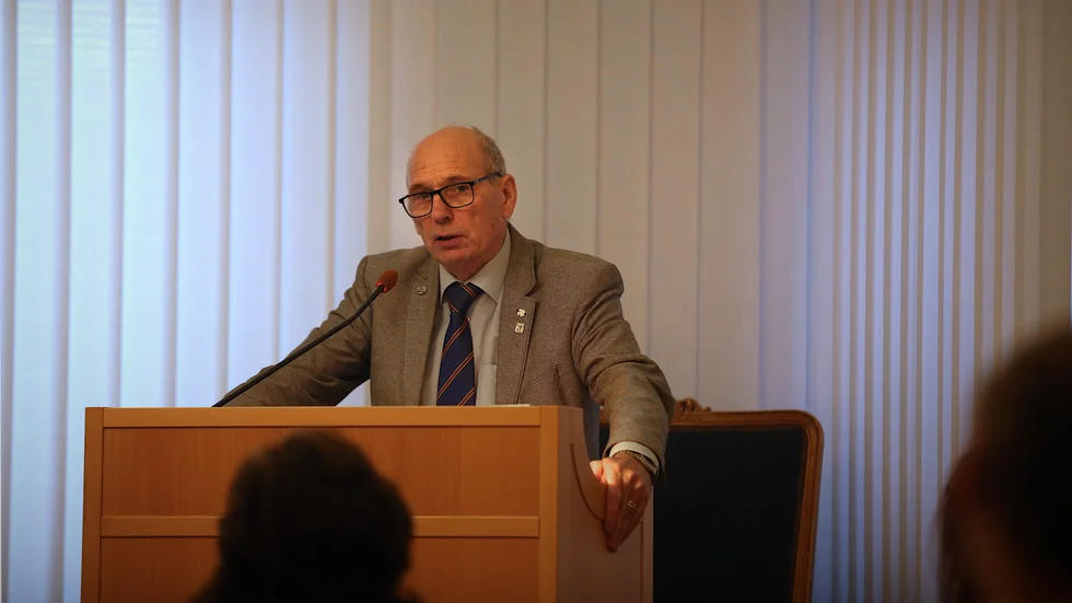Bjarne Hald (C) startade debatten om det var lämpligt att välja Ulf Starefeldt till revisor eftersom han är gift med Agneta Starefeldt, ledamot i fullmäktige. "Jag vill bara upplysa om att när min hustru föreslogs, av Vänsterpartiet, till att vara revisor så var det icke möjligt."