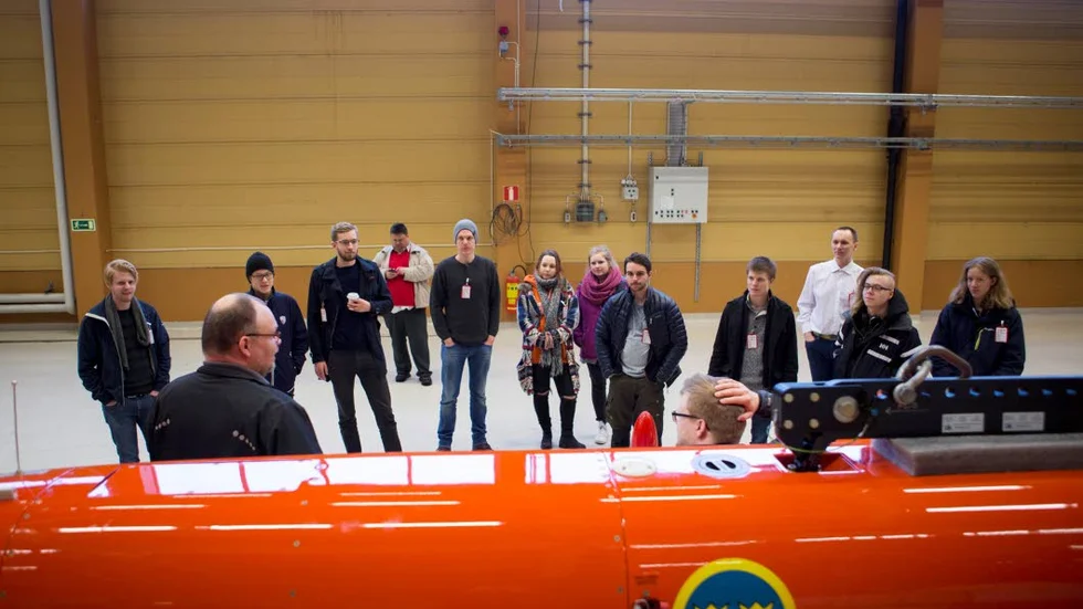 BLIVANDE ARBETSKRAFT? Robotbasen i Vidsel vill locka blivande ingenjörer vid Luleå tekniska universitet. På onsdagen gästade ett 30-tal studenter basen.