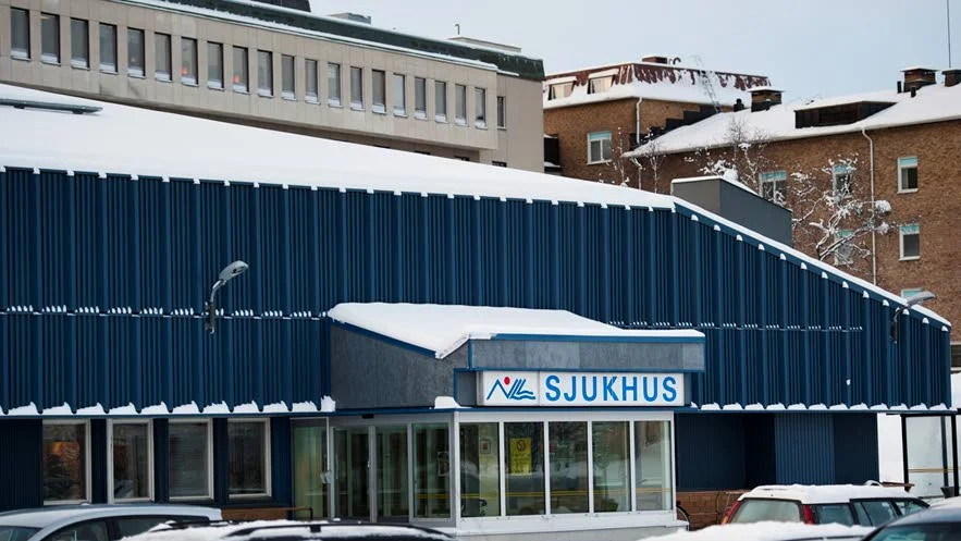 FÄRRE PLATSER. Just nu saknas två platser på rehabavdelningen på Kiruna sjukhus. Det är en tillfällig neddragning, men den kan bli permanent.