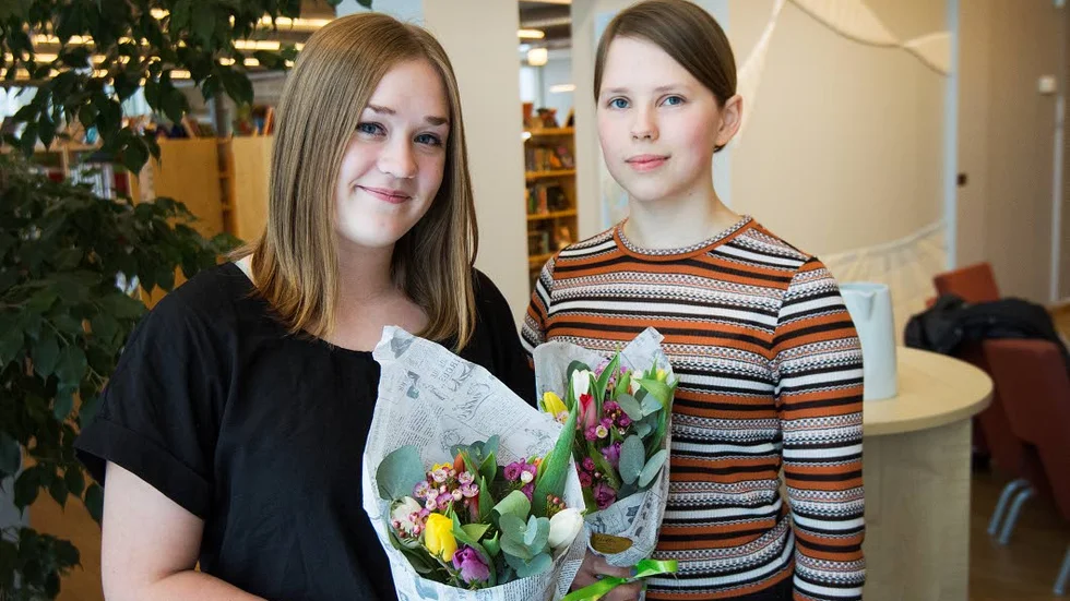 Pristagare. Elsa Hedlund och Emma Vesterberg utsågs till novellprisvinnare vid Luleå gymnasieby.