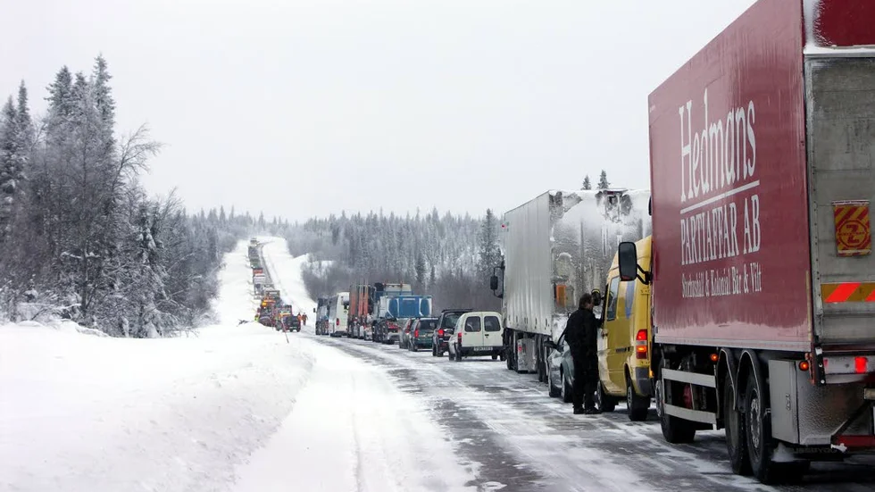 Skräcken. Stopp i Muorjevaarabacken på grund av en trafikolycka. Det är värsta mardrömmen för en höggravid kvinna på väg från Kiruna till BB vid Gällivare sjukhus.