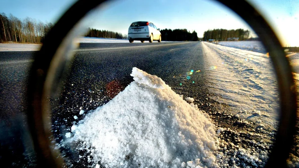 Vägsalt. Allt mindre salt hamnar på de svenska statliga vägarna.